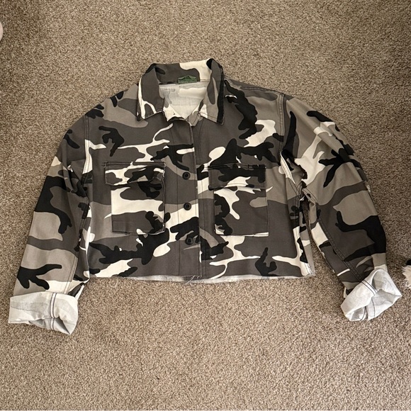 Cropped Camouflage Jacket - Picture 2 of 3